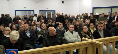 Διεκόπη η δίκη για τα Τέμπη και θα συνεχιστεί την 1η Απριλίου - Οργισμένοι συγγενείς φώναζαν συνθήματα