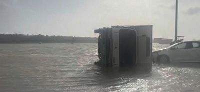 Ρόδος: Η θάλασσα βγήκε στη στεριά – Αναποδογύρισε φορτηγό 