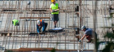 Ελλείψεις 250.000 εργαζομένων σε τουρισμό και οικοδομή