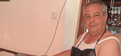 Τάκης Χατζηπυλιώτης (Καμέλια) - Με μεράκι και παράδοση ετοιμάζει 1.000 λουκουμάδες για τον εορτασμό της Μεταμορφώσεως του Σωτήρος