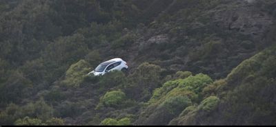 Ρόδος: Τράβηξε το τιμόνι για να γκρεμίσει στη χαράδρα την εν διαστάσει σύζυγο και το παιδί του και επιχείρησε να αυτοκτονήσει! 