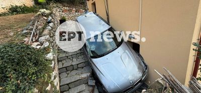 Καστοριά: Αυτοκίνητο «προσγειώθηκε» σε αυλή σπιτιού — Παρά τρίχα γλίτωσαν οι κάτοικοι
