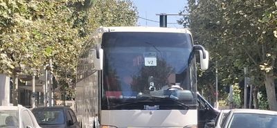Νέος "εγκλωβισμός" λεωφορείου στο κέντρο της Κω – Κυκλοφοριακό κομφούζιο από τα διπλοπαρκαρισμένα