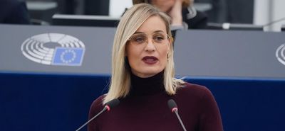 Σάλος από τη δήλωση της Ε. Μελέτη στο Ευρωκοινοβούλιο – Οι «εκβιαζόμενοι» εργοδότες και οι «αντιεπαγγελματίες εργαζόμενοι»