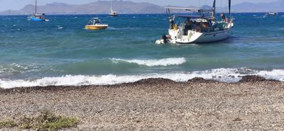 Στα "ρηχά" ιστιοφόρο λόγω ισχυρών ανέμων στην Β. Γεωργίου