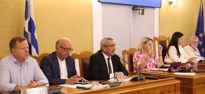 «Δεν μπορεί η πολιτική να είναι άθλημα πλουσίων»: Προβληματισμός στο Περιφερειακό Συμβούλιο για τις αποζημιώσεις των συμβούλων  