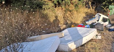 Ασυνειδησία χωρίς όρια: Συμπολίτης μας με φορτηγάκι πέταξε στρώματα και διάφορα σκουπίδια στον Αγ. Νεκτάριο Κω