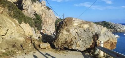 Τεράστιος βράχος έπεσε στον δρόμο προς την παραλία «Άντονι Κουίν» στη Ρόδο
