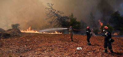 Πύρινος όλεθρος στη Δυτική Αττική: «112» για εκκένωση προς Μέγαρα – Ανεξέλεγκτες οι φλόγες σε πολλαπλά μέτωπα