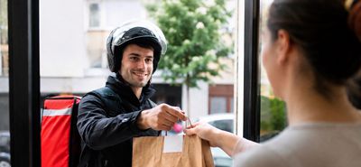 Οι Έλληνες μειώνουν τις παραγγελίες delivery – Τι δείχνει έρευνα για τις αγορές μέσω ίντερνετ 