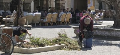 Αναγνώστης: Ιδιώτες καθαρίζουν μόνοι τους τα παρτέρια στην Καρδάμαινα αφού δεν "βλέπουν φως" από τον Δήμο