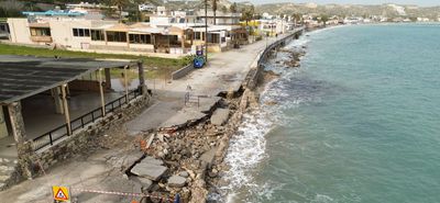 "Έκλεισε" ο παραλιακός δρόμος στο Καμάρι Κεφάλου