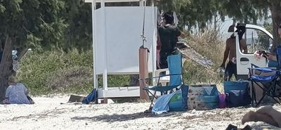 Αναγνώστρια: Κάντε κάτι με τους Ρομά στην παραλία Τιγκακιού – Κάνουν μπάνιο και πλένουν τα ρούχα τους στη δημόσια ντουζιέρα