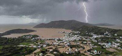 Η θάλασσα βγήκε στη στεριά στους Λειψούς – Πρωτοφανής καταιγίδα έπληξε το νησί