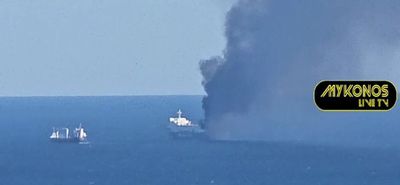 Φωτιά στο οχηματαγωγό BLUE CARRIER 2, πλοίο βόρεια της Μυκόνου (vid)