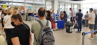 Καλοκαιρινό έμφραγμα στα ελληνικά αεροδρόμια – Πού οφείλονται οι καθυστερήσεις   