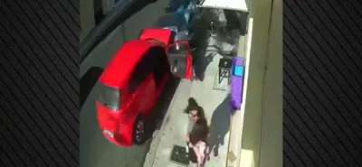 Σοκαριστικό τροχαίο στη Ναύπακτο -Μητέρα σώζει στο παρά... ένα το παιδί της