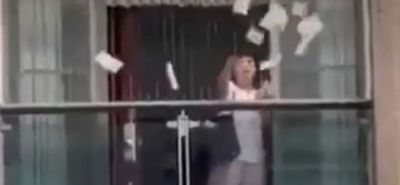 Κίνα: Γυναίκα πέταξε από το μπαλκόνι 160.000 δολάρια μετά από καβγά με τον σύζυγό της