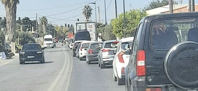 Κως: Το φανάρι της υπομονής στην έξοδο προς τα χωριά.