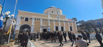 Σε κλίμα καθολικού πένθους η Κάλυμνος για τον Γιάννη Χαλίκο – Ξεκίνησε το λαϊκό προσκύνημα με μαζική προσέλευση του κόσμου