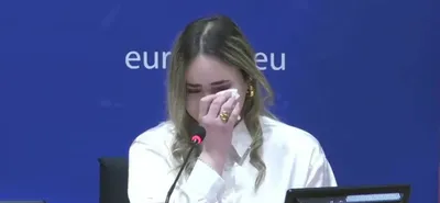 Συγκλόνισε στο Ευρωκοινοβούλιο η 20χρονη κόρη της γυναίκας που δολοφονήθηκε με 17 μαχαιριές στη μέση του δρόμου στο Μενίδι