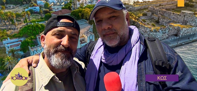 Ο Γρηγόρης Αρναούτογλου στην Κω για γυρίσματα της εκπομπής «The Roadshow» 