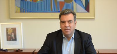 Ο Μάνος Κόνσολας παρέδωσε νομοσχέδιο για την αντιμετώπιση της διάβρωσης των ακτών σε τρεις Υπουργούς