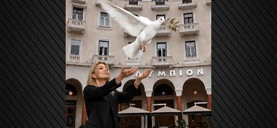 Η M. Καρυστιανού επιβεβαίωσε ότι ανακοινώνει κόμμα στις 21 Μαΐου με ένα AI βίντεο και ένα λευκό περιστέρι