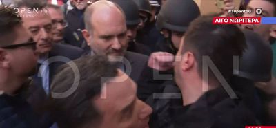 Επεισόδια στο νοσοκομείο Νίκαιας κατά την επίσκεψη του Άδωνι Γεωργιάδη – Ξύλο ανάμεσα σε ΜΑΤ και διαδηλωτές