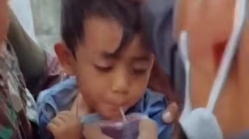 Ινδονησία: Αγοράκι 6 ετών ανασύρθηκε ζωντανό από τα συντρίμμια 2 ημέρες μετά τον σεισμό