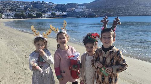 Χριστουγεννιάτικες ευχές από την Ψέριμο – Ένα μήνυμα ελπίδας από τα πιο αγνά χαμόγελα των μικρών παιδιών