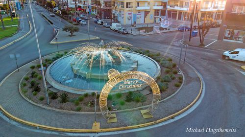 Κ. Παπαθωμά: Περί της επιγραφής “Merry Christmas” στην είσοδο της πόλης
