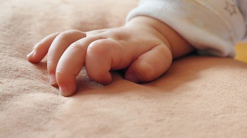 Γεννήθηκε παιδί στην Αθήνα από έμβρυο που είχε κρυοσυντηρηθεί πριν από 22 χρόνια