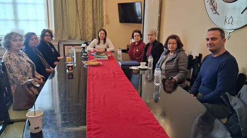 Σε πολιτιστικούς Σ/γους του νησιού παρέδωσε η Έπαρχος το βιβλίο για την  Άννα Καραμπεσίνη 