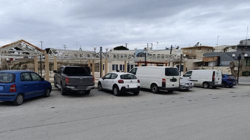 Παράπονα για τα παρκαρισμένα οχήματα στην στάση του ΚΤΕΛ στην Κεφαλο