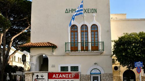Β. Χαδουλης: 4 χρόνια ντροπής – Το Δημαρχείο χωρίς ασανσέρ και η προσχηματική «συγγνώμη»