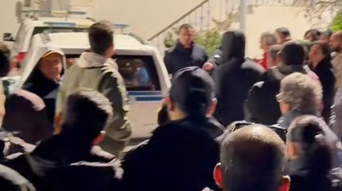Ξεσηκώθηκαν οι κάτοικοι της Σύμης για την υπόθεση με ασελγείς χειρονομίες από αλλοδαπό εις βάρος 4 ανηλίκων