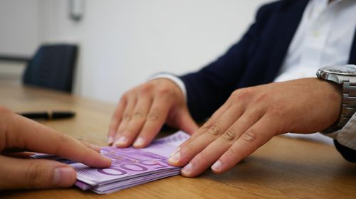 Η κυβέρνηση βάζει "φρένο" στα πανωτόκια - Τι αλλαγές φέρνει το νομοσχέδιο για τα δάνεια έως 100.000 ευρώ και τι κερδίζουν οι δανειολήπτες