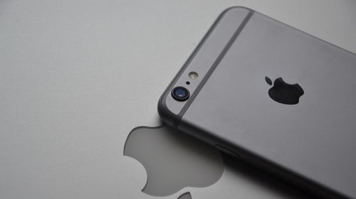 Η Apple αλλάζει εποχή: Παρουσιάζει το πρώτο αναδιπλούμενο iPhone
