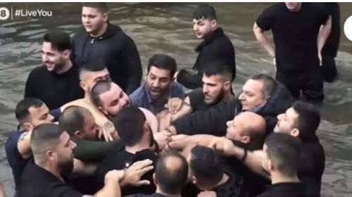 Θεοφάνια στη Φλώρινα: Πιάστηκαν στα χέρια για το ποιος θα πιάσει τον Σταυρό