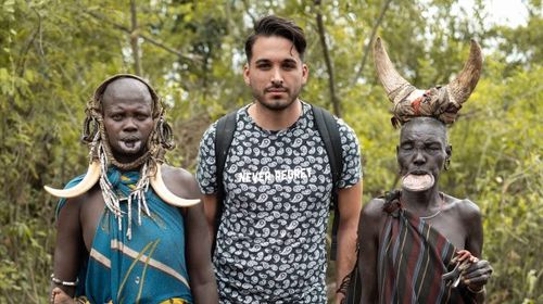 Ο Μιχάλης - Άγγελος Σαρηγιάννης από την Κω που ταξιδεύει σε όλο τον κόσμο και επιστρέφει στην Ελλάδα για να μοιράσει τις εμπειρίες του