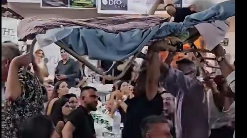 Κρήτη: Δεν άφησαν κατάκοιτη ηλικιωμένη μόνη στον Δεκαπενταύγουστο – Την πήγαν στο πανηγύρι με ξαπλώστρα
