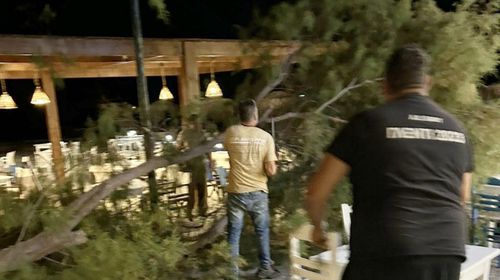 Αγιο είχαν επισκέπτες και θαμώνες εστιατορίου στο Μαστιχάρι - Έσπασε μεγάλος κλώνος δέντρου δίπλα τους