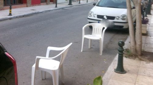Πρόστιμα έως και 1.500 ευρώ για όσους κρατούν θέσεις στάθμευσης με κόλπα τύπου καφάσια, γλάστρες, καρέκλες κ.α.