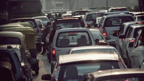 «Στέρεψε» η αγορά από πινακίδες κυκλοφορίας: Χιλιάδες αυτοκίνητα παραμένουν αταξινόμητα – Λύση αναζητά το υπουργείο