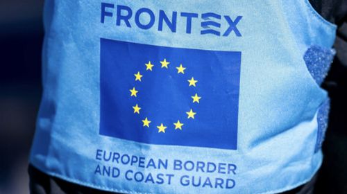 Σκάφος της Frontex βυθίστηκε έξω από το λιμάνι του Καστελορίζου - Μεταφέρονται με ελικόπτερο οι τραυματίες