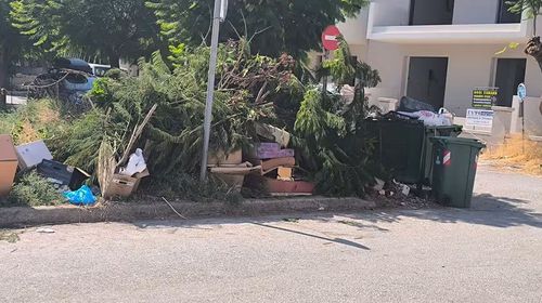 Αναγνώστης: Απαράδεκτη η κατάσταση στα πεζοδρόμια – Σκουπίδια, στρώματα, καναπέδες και κλαδιά παραμένουν στους δρόμους