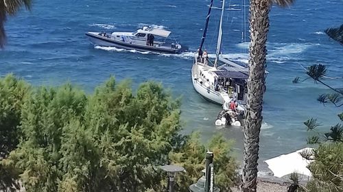 Στα "ρηχά" ιστιοφόρο λόγω ισχυρών ανέμων στην Β. Γεωργίου