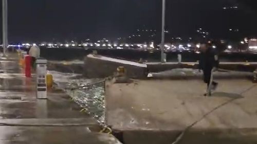 Aναγνώστρια: "Χαμός" πάλι στο λιμάνι της Κω με τα μπλόκια λόγω κακοκαιρίας - Τα δένουμε με δικά μας σχοινιά