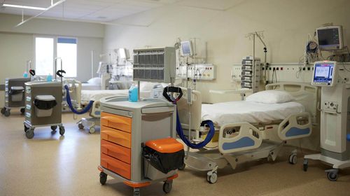 Πολύωρη μάχη έδωσαν οι γιατροί για την 13χρονη που έπεσε από μπαλκόνι σχολείου στο Χαϊδάρι – Εξαιρετικά κρίσιμη η κατάστασή της